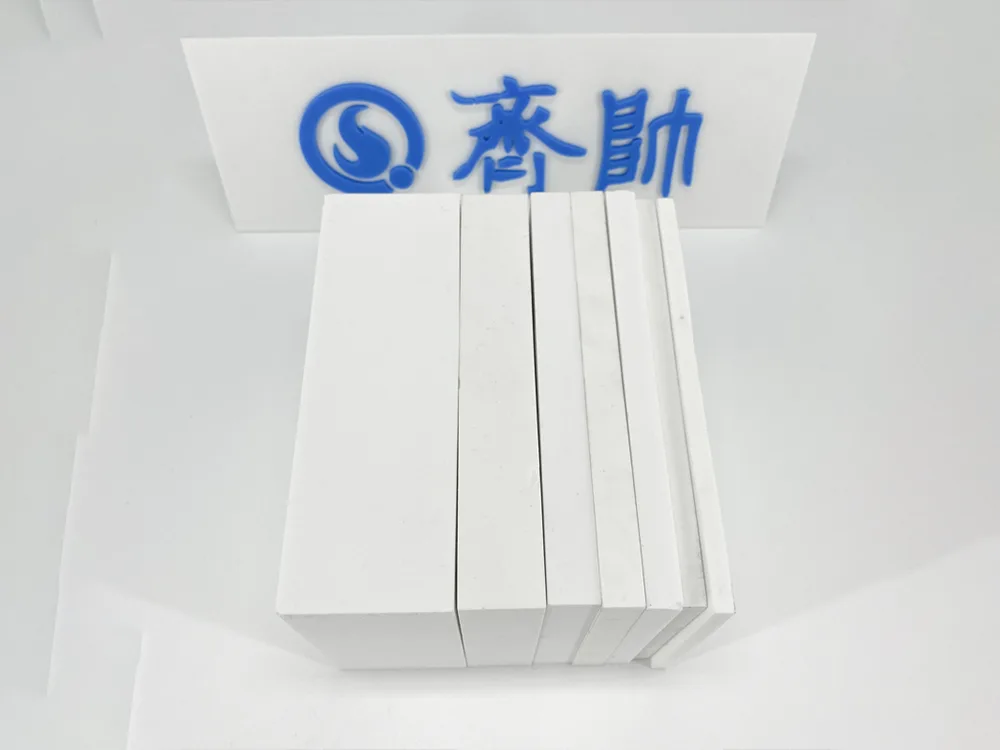 Welk materiaal is een keramische plaat van aluminiumoxide?