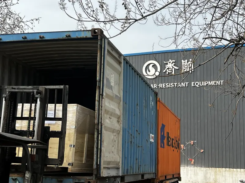 Shandong Qishuai slijtvaste apparatuur | Productie en verzending van ingebedde stalen voeringen van keramisch rubber voltooid
